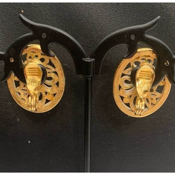 Vintage Monet White Enamel Gold Tone Bird Clip On Earrings - Picture 3 of 5